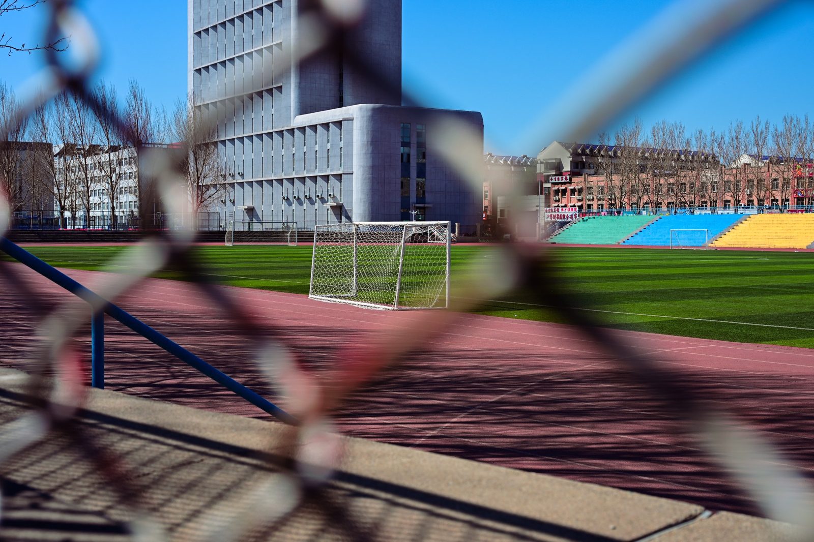 铁栏杆外望操场