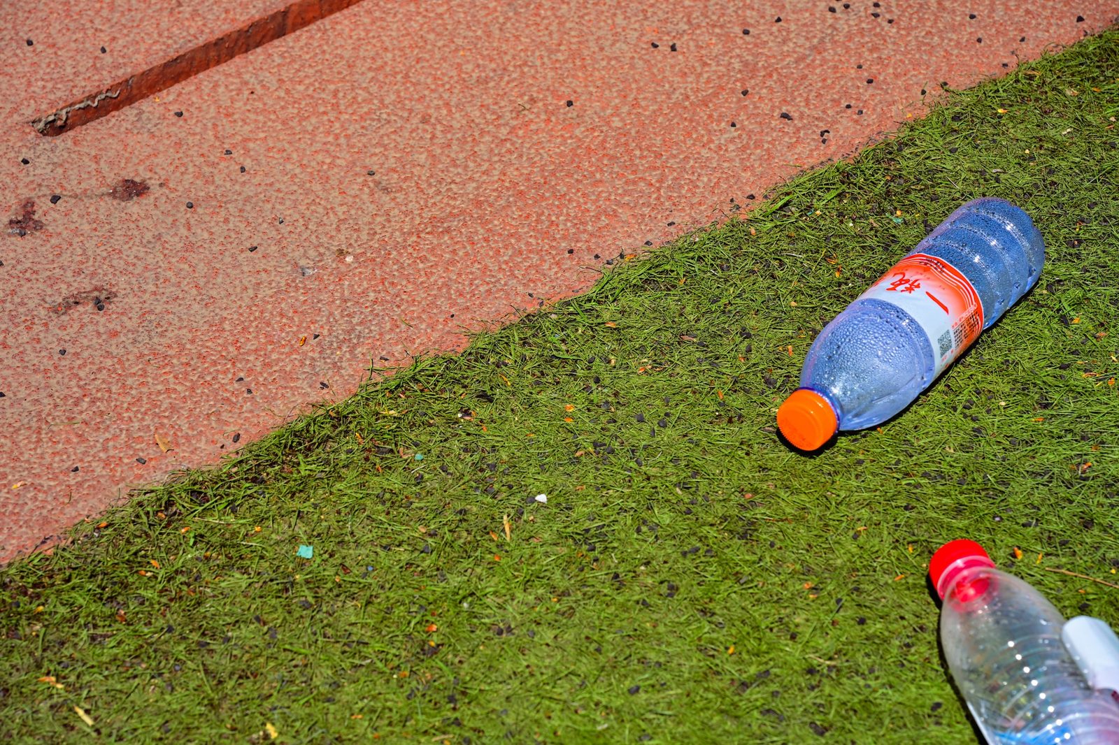 跑道旁矿泉水瓶