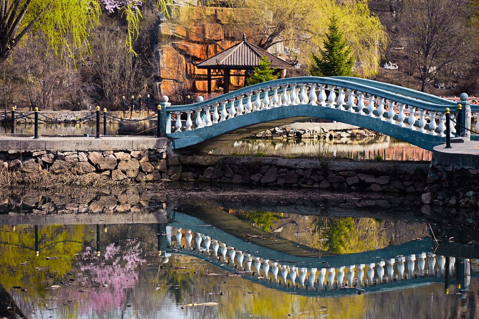 蓝桥、凉亭与水面倒影