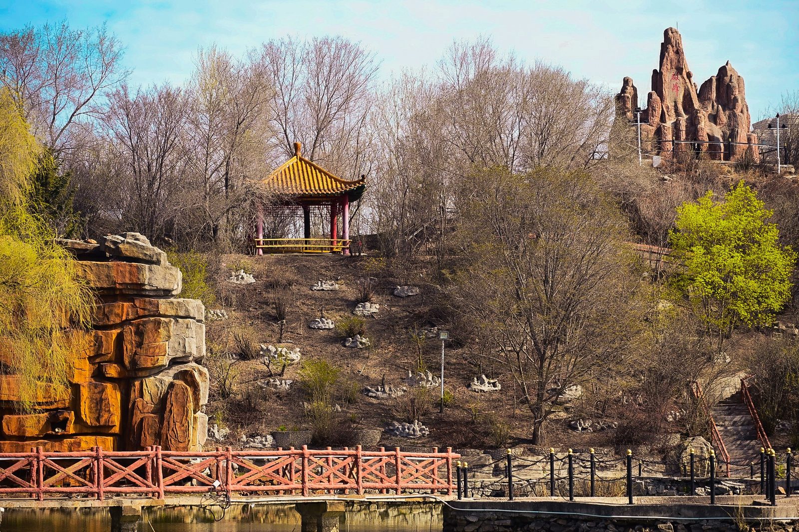 假山、红桥与凉亭